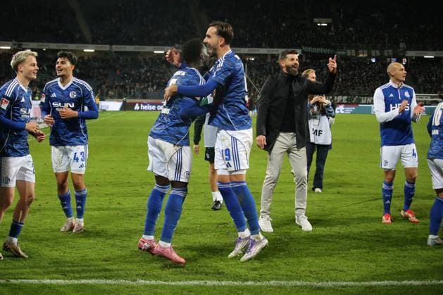 17 10 2025, xmohx, Fußball 2 Bundesliga, Hannover 96 FC Schalke 04 v l jubilation, joy about the victory Christian Gomis FC Schalke 04 Kenan Karaman FC Schalke 04 Coach Trainer Miron Muslic FC Schalke 04 DFL DFB REGULATIONS PROHIBIT ANY USE OF PHOTOGRAPHS as IMAGE SEQUENCES and or QUASI VIDEO Hannover