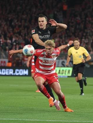 Leopold Querfeld, Haris Tabakovic Zweikampf Spielzene Action Sport Fußball Fußball Bundesliga Herren DFL 7 Spieltag Saison 2025 2026 17 10 2025 1 FC Union Berlin FCU vs Borussia Mönchengladbach BMG DFL regulations prohibit any use of photographs as image sequences and or quasi video