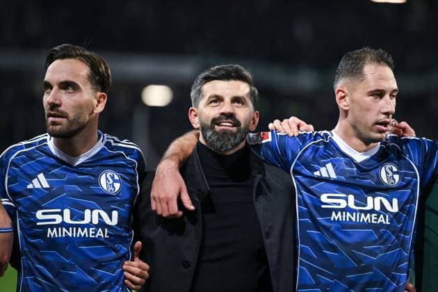 17 10 2025, Football, 2 Bundesliga, Season 2025 2026, Matchday 9, Hannover 96 FC Schalke 04, Kenan Karaman FC Schalke 04 , Coach Miron Muslic FC Schalke 04 , Nikola Katic FC Schalke 04 xRHR PHOTO YYx Copyright: KROEGER RHR-FOTOx RHR-FOTO YY