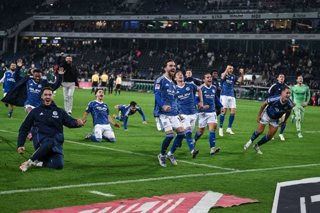 17 10 2025, Football, 2 Bundesliga, Season 2025 2026, Matchday 9, Hannover 96 FC Schalke 04, FC Schalke 04 celebrate the away win with the fans xRHR PHOTO YYx Copyright: KROEGER RHR-FOTOx RHR-FOTO YY