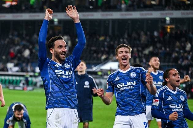 17 10 2025, Football, 2 Bundesliga, Season 2025 2026, Matchday 9, Hannover 96 FC Schalke 04, FC Schalke 04 celebrate the away win with the fans Kenan Karaman FC Schalke 04 , Felipe Sanchez FC Schalke 04 xRHR PHOTO YYx Copyright: KROEGER RHR-FOTOx RHR-FOTO YY