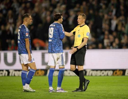 Photo referee Martin Petersen arguing with Kenan Karaman Schalke after the whistle for the 3 penalty for Hannover Soccer 2 Liga , Matchday 9 on Fri 17 10 2025 Hannover 96 Schalke 04