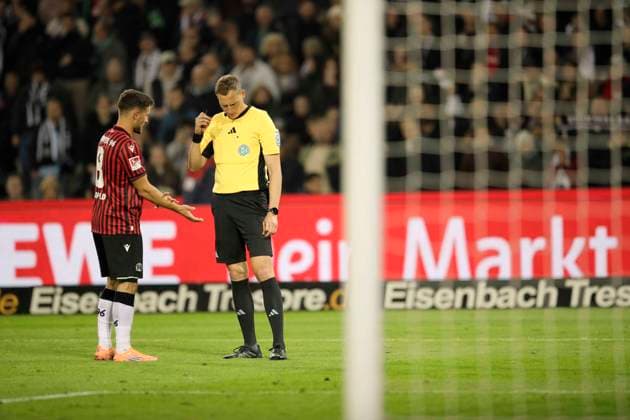 Photo referee Martin Petersen was fiercely controversial , and has whistled strangely tonight , and annulled 3 penalties for Hannover , left Enzo Leopold Hannover in dispute Football 2 Liga , 9 Matchday on Fri 17 10 2025 Hannover 96 Schalke 04