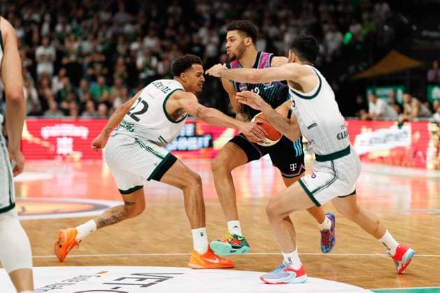 Melvin Jostmann Telekom Baskets Bonn in a duel with Nolan Adekunle Gladiators Trier and Behnam Yakhchali Gladiators Trier , Vet Concept Gladiators Trier vs Telekom Baskets Bonn, Basketball, BBL Pokal, Round of 16, Season 2025 2026, 17 10 2025 Vet Concept Gladiators Trier vs Telekom Baskets Bonn, Basketball, BBL Pokal, Round of 16, Season 2025 2026, 17 10 2025 Copyright: xEibner-Pressefoto AlexanderxNeisx EP_ANS