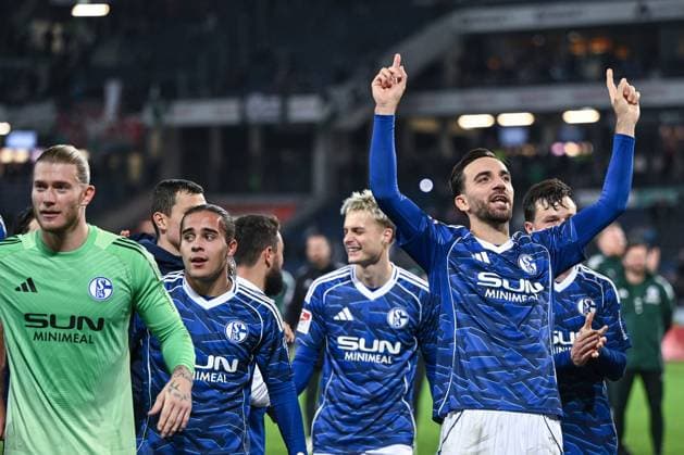 17 10 2025, Football, 2 Bundesliga, Season 2025 2026, Matchday 9, Hannover 96 FC Schalke 04, FC Schalke 04 celebrate the away win with the fans Goalkeeper Loris Karius FC Schalke 04 , Kenan Karaman FC Schalke 04 xRHR PHOTO YYx Copyright: KROEGER RHR-FOTOx RHR-FOTO YY