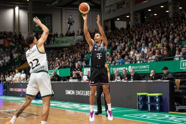 easyCredit BBL Cup, VET CONCEPT Gladiators Trier vs Telekom Baskets Bonn, 17 10 2025 Joel Aminu Telekom Baskets Bonn 21 attempting a three easyCredit BBL Cup, VET CONCEPT Gladiators Trier vs Telekom Baskets Bonn, 17 10 2025, SWT Arena Trier Copyright: xBEAUTIFULxSPORTS Derixx