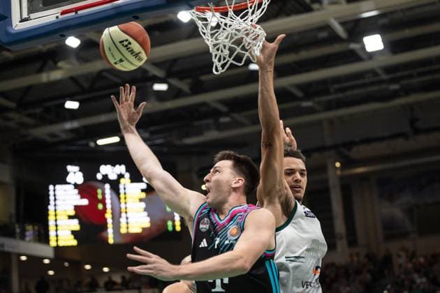 easyCredit BBL Cup, VET CONCEPT Gladiators Trier vs Telekom Baskets Bonn, 17 10 2025 Grayson Murphy Telekom Baskets Bonn 7 at the basket easyCredit BBL Cup, VET CONCEPT Gladiators Trier vs Telekom Baskets Bonn, 17 10 2025, SWT Arena Trier Copyright: xBEAUTIFULxSPORTS Derixx
