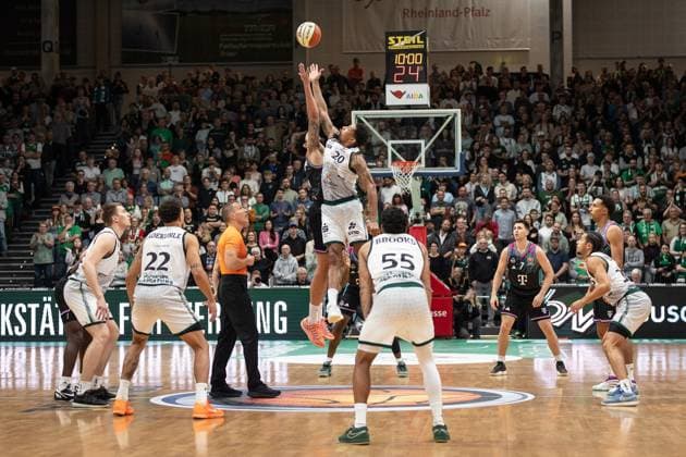 easyCredit BBL Cup, VET CONCEPT Gladiators Trier vs Telekom Baskets Bonn, 17 10 2025 Highball for the match easyCredit BBL Cup, VET CONCEPT Gladiators Trier vs Telekom Baskets Bonn, 17 10 2025, SWT Arena Trier Copyright: xBEAUTIFULxSPORTS Derixx