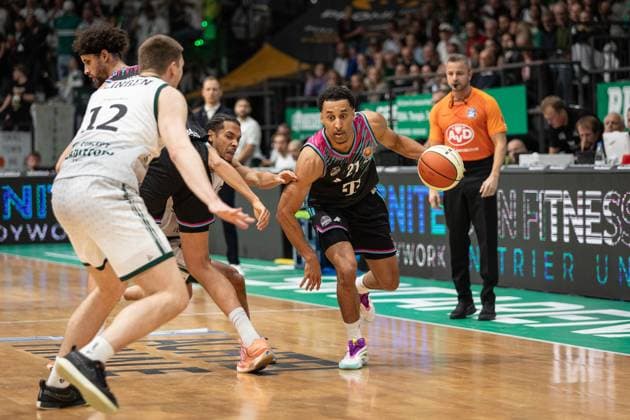 easyCredit BBL Cup, VET CONCEPT Gladiators Trier vs Telekom Baskets Bonn, 17 10 2025 Joel Aminu Telekom Baskets Bonn 21 moves to the basket easyCredit BBL Cup, VET CONCEPT Gladiators Trier vs Telekom Baskets Bonn, 17 10 2025, SWT Arena Trier Copyright: xBEAUTIFULxSPORTS Derixx