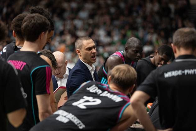 easyCredit BBL Cup, VET CONCEPT Gladiators Trier vs Telekom Baskets Bonn, 17 10 2025 Marko Stankovic Telekom Baskets Bonn Head Coach is dissatisfied during the timeout easyCredit BBL Cup, VET CONCEPT Gladiators Trier vs Telekom Baskets Bonn, 17 10 2025, SWT Arena Trier Copyright: xBEAUTIFULxSPORTS Derixx