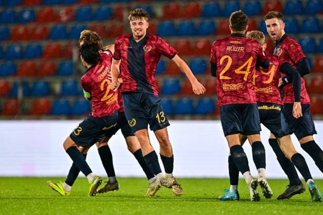 Unterhaching players with goal celebration, celebrate the goal, goal, celebration, jubilation over the goal to 1 1 by Jeroen Krupa Unterhaching, 9 covered , optimistic, action, action, 17 10 2025, Unterhaching Germany , Football, Regionalliga Bayern, SpVgg Unterhaching SpVgg Bayreuth xslx