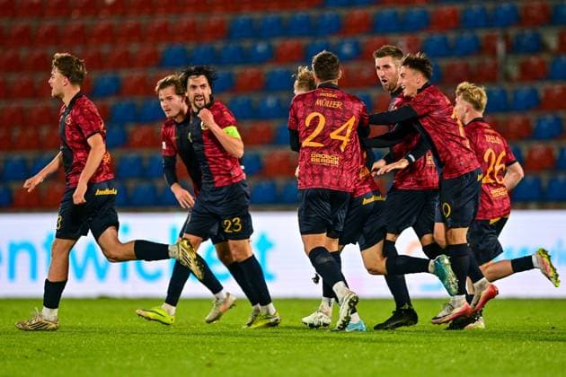 Unterhaching players with goal celebration, celebrate the goal, goal, celebration, jubilation over the goal to 1 1 by Jeroen Krupa Unterhaching, 9 2 v li , optimistic, action, action, 17 10 2025, Unterhaching Germany , Football, Regionalliga Bayern, SpVgg Unterhaching SpVgg Bayreuth xslx