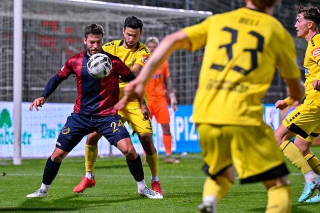 v li Moritz Müller Unterhaching, 24 Edwin Schwarz Bayreuth, 5 in duel, duel, tackle, dynamic, action, action, 17 10 2025, Unterhaching Germany , Football, Regionalliga Bayern, SpVgg Unterhaching SpVgg Bayreuth xslx