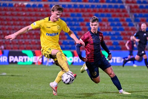 v li Julian Bell Bayreuth, 33 Christopher Negele Unterhaching, 7 in duel, duel, tackle, dynamic, action, action, 17 10 2025, Unterhaching Germany , Football, Regionalliga Bayern, SpVgg Unterhaching SpVgg Bayreuth xslx