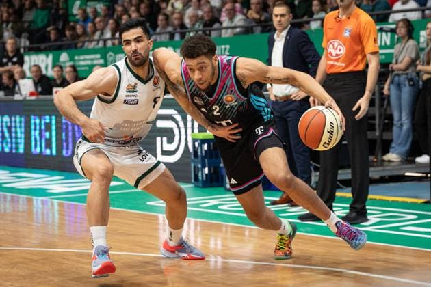 easyCredit BBL Cup, VET CONCEPT Gladiators Trier vs Telekom Baskets Bonn, 17 10 2025 Alijah Comithier Telekom Baskets Bonn 2 and Behnam Yakhchali Dehkordi VET CONCEPT GLADIATORS TRIER 8 easyCredit BBL Cup, VET CONCEPT Gladiators Trier vs Telekom Baskets Bonn, 17 10 2025, SWT Arena Trier Copyright: xBEAUTIFULxSPORTS Derixx