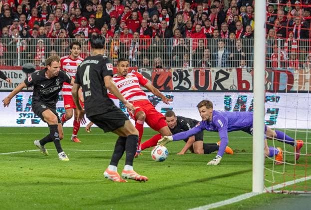Soccer, Men, Season 2025 2026, 1 Bundesliga 7 Matchday , 1 FC Union Berlin Borussia Mönchengladbach, Danilho Doekhi 1 FC Union Berlin scores the goal for 2 0 against Marvin Friedrich Gladbach , Kevin Diks Gladbach , Nico Elvedi Gladbach and goalkeeper Moritz Nicolas Gladbach , 17 10 2025, Copyright: xSebastianxRäppold MatthiasxKochx