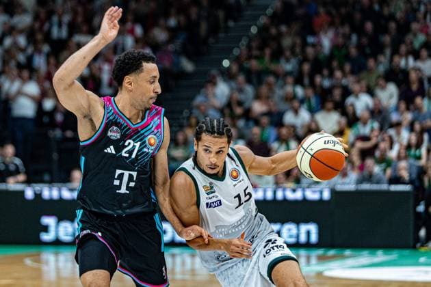 Jordan Roland VET CONCEPT Gladiators Trier, 15 vs Joel Sadu Aminu Telekom Baskets Bonn, 21 VET CONCEPT Gladiators Trier vs Telekom Baskets Bonn, Basketball, easy Credit BBL Pokal, Matchday 2, Round of 16, 2025 2026, 17 10 2025 VET CONCEPT Gladiators Trier vs Telekom Baskets Bonn, Basketball, easy Credit BBL Pokal, Matchday 2, Round of 16, 2025 2026, 17 10 2025 Trier Copyright: xEibner-Pressefoto GerhardxWingenx EP_GWR