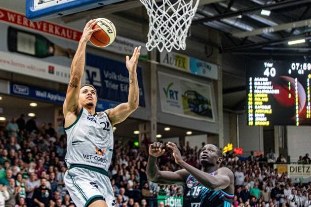 Nolan Adekunle VET CONCEPT Gladiators Trier, 22 at the basket Kur Jongkuch Telekom Baskets Bonn, 15 watches VET CONCEPT Gladiators Trier vs Telekom Baskets Bonn, Basketball, easy Credit BBL Pokal, Matchday 2, Round of 16, 2025 2026, 17 10 2025 VET CONCEPT Gladiators Trier vs Telekom Baskets Bonn, Basketball, easy Credit BBL Pokal, Matchday 2, Round of 16, 2025 2026, 17 10 2025 Trier Copyright: xEibner-Pressefoto GerhardxWingenx EP_GWR