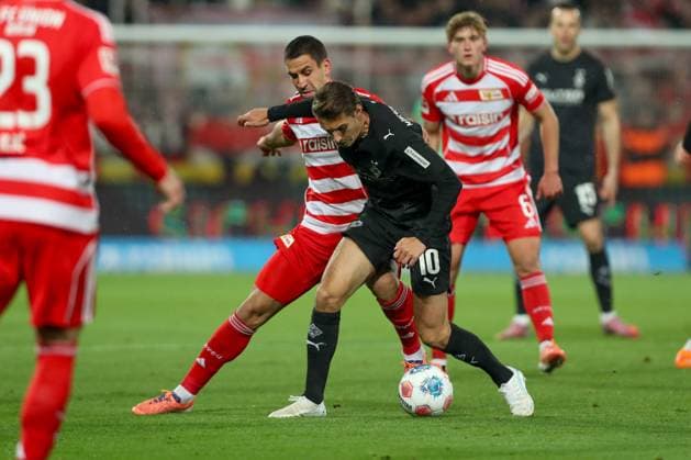 17.10.2025, xtgx, Fussball - 1.Bundesliga Union Berlin - Borussia Moenchengladbach v.l. Rani Khedira (Union Berlin, 8), Florian Neuhaus (Gladbach, 10) Zweikampf, Duell, Kampf, tackle (DFL DFB REGULATIONS PROHIBIT ANY USE OF PHOTOGRAPHS as IMAGE SEQUENCES and or QUASI-VIDEO) Berlin