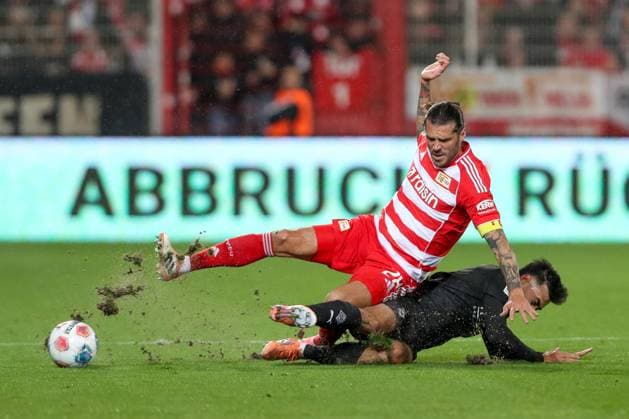17.10.2025, xtgx, Fussball - 1.Bundesliga Union Berlin - Borussia Moenchengladbach v.l. Christopher Trimmel (Union Berlin, 28), Jens Catrop (Gladbach, 17) Zweikampf, Duell, Kampf, tackle (DFL DFB REGULATIONS PROHIBIT ANY USE OF PHOTOGRAPHS as IMAGE SEQUENCES and or QUASI-VIDEO) Berlin