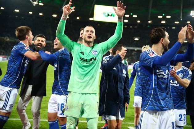 17 10 2025, xmohx, Soccer 2 Bundesliga, Hannover 96 FC Schalke 04 v l jubilation, joy about the victory with Loris Karius FC Schalke 04 DFL DFB REGULATIONS PROHIBIT ANY USE OF PHOTOGRAPHS as IMAGE SEQUENCES and or QUASI VIDEO Hannover