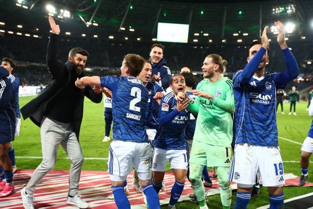 17 10 2025, xmohx, Soccer 2 Bundesliga, Hannover 96 FC Schalke 04 v l cheering, joy about the victory with Loris Karius FC Schalke 04 and coach Miron Muslic FC Schalke 04 DFL DFB REGULATIONS PROHIBIT ANY USE OF PHOTOGRAPHS as IMAGE SEQUENCES and or QUASI VIDEO Hannover