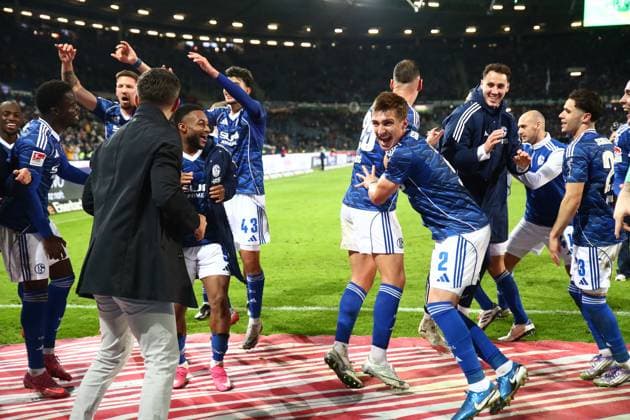 17 10 2025, xmohx, Soccer 2 Bundesliga, Hannover 96 FC Schalke 04 v l jubilation, joy about the victory with coach Miron Muslic FC Schalke 04 DFL DFB REGULATIONS PROHIBIT ANY USE OF PHOTOGRAPHS as IMAGE SEQUENCES and or QUASI VIDEO Hannover