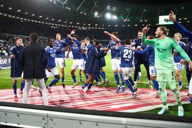 17 10 2025, xmohx, Soccer 2 Bundesliga, Hannover 96 FC Schalke 04 v l cheering, joy about the victory with Loris Karius FC Schalke 04 and coach Miron Muslic FC Schalke 04 DFL DFB REGULATIONS PROHIBIT ANY USE OF PHOTOGRAPHS as IMAGE SEQUENCES and or QUASI VIDEO Hannover