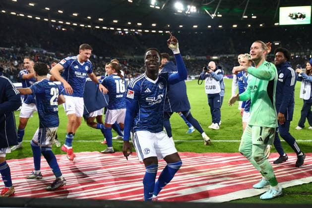 17 10 2025, xmohx, Fußball 2 Bundesliga, Hannover 96 FC Schalke 04 v l Jubel, Freude über den Sieg mit Christian Gomis FC Schalke 04 Loris Karius FC Schalke 04 DFL DFB REGULATIONS PROHIBIT ANY USE OF PHOTOGRAPHS as IMAGE SEQUENCES and or QUASI VIDEO Hannover
