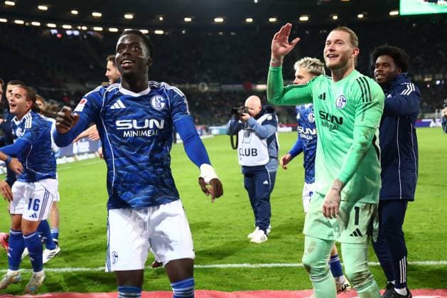 17 10 2025, xmohx, Fußball 2 Bundesliga, Hannover 96 FC Schalke 04 v l Jubel, Freude über den Sieg mit Christian Gomis FC Schalke 04 Loris Karius FC Schalke 04 DFL DFB REGULATIONS PROHIBIT ANY USE OF PHOTOGRAPHS as IMAGE SEQUENCES and or QUASI VIDEO Hannover