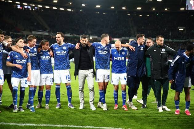 17 10 2025, xmohx, Soccer 2 Bundesliga, Hannover 96 FC Schalke 04 v l jubilation, joy about the victory with coach Miron Muslic FC Schalke 04 DFL DFB REGULATIONS PROHIBIT ANY USE OF PHOTOGRAPHS as IMAGE SEQUENCES and or QUASI VIDEO Hannover