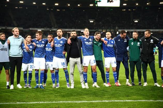 17 10 2025, xmohx, Soccer 2 Bundesliga, Hannover 96 FC Schalke 04 v l jubilation, joy about the victory with coach Miron Muslic FC Schalke 04 DFL DFB REGULATIONS PROHIBIT ANY USE OF PHOTOGRAPHS as IMAGE SEQUENCES and or QUASI VIDEO Hannover