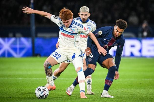 October 17, 2025, Paris, France, France: Valentin BARCO of Strasbourg, Julio ENCISO of Strasbourg and Desire DOUE of PSG during the Ligue 1 match between Paris Saint-Germain (PSG) and RC Strasbourg at Parc des Princes Stadium on October 17, 2025 in Paris, France. Paris France - ZUMAm308 20251017_zsp_m308_001 Copyright: xMatthieuxMirvillex