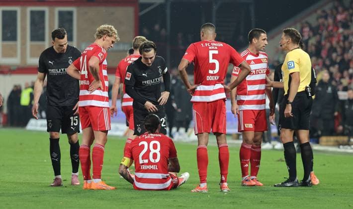 Christopher Trimmel has to be substituted due to injury Substitution Sport Football Soccer Bundesliga Men DFL 7 Matchday Season 2025 2026 17 10 2025 1 FC Union Berlin FCU vs Borussia Mönchengladbach BMG DFL regulations prohibit any use of photographs as image sequences and or quasi video