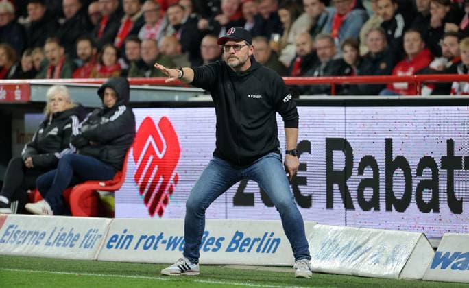 Coach Steffen Baumgart pointing, gesticulating Single image Crop action Sport Football Soccer Bundesliga Men DFL 7 Matchday Season 2025 2026 17 10 2025 1 FC Union Berlin FCU vs Borussia Mönchengladbach BMG DFL regulations prohibit any use of photographs as image sequences and or quasi video