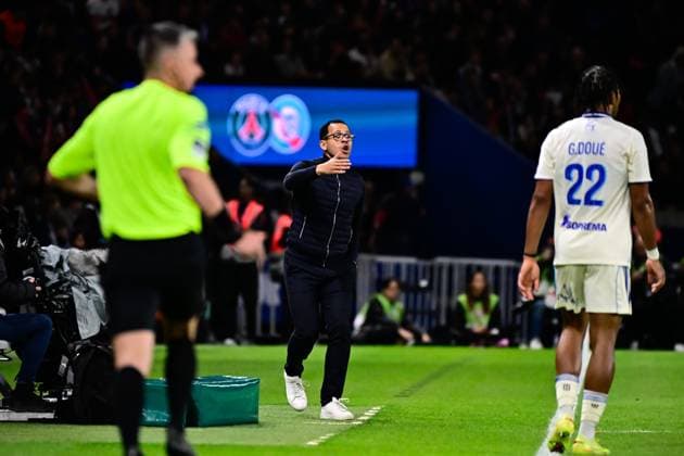 FOOTBALL : PSG vs Strasbourg - Ligue1 - 16 10 2025 Liam Rosenior ( coach Strasbourg ) during the Ligue 1 match between Paris Saint Germain and RC Strasbourg Alsace at Parc Des Princes on October 16 , 2025 in Paris, France. ( Photo by Federico Pestelini PsnewZ ) - ParisFrance  Copyright: xFedericoxPestelinix