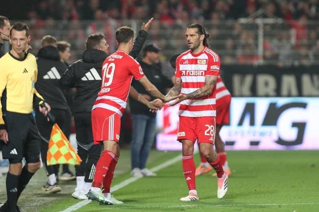 17 10 2025, xtgx, Soccer 1 Bundesliga Union Berlin Borussia Moenchengladbach v l Christopher Trimmel Union Berlin, 28 is substituted, Janik Haberer Union Berlin, 19 comes into play for him DFL DFB REGULATIONS PROHIBIT ANY USE OF PHOTOGRAPHS as IMAGE SEQUENCES and or QUASI VIDEO Berlin