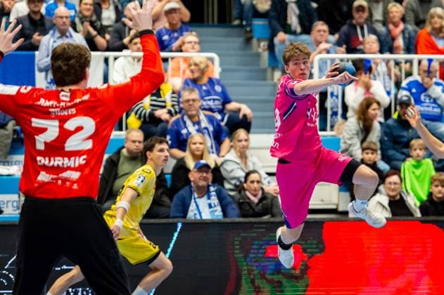 Finn Schroven Bayer Dormagen,No 19 throwing at the goal of Anel Durmic HSG Krefeld,No 72 DEU, Dormagen, 17 10 2025 Handball, 2 Handball Bundesliga, Matchday 8, TSV Bayer Dormagen HSG Krefeld Niederrhein