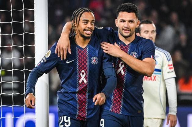 October 17, 2025, Paris, France, France: Bradley BARCOLA of PSG celebrate his goal with Goncalo RAMOS of PSG during the Ligue 1 match between Paris Saint-Germain (PSG) and RC Strasbourg at Parc des Princes Stadium on October 17, 2025 in Paris, France. Paris France - ZUMAm308 20251017_zsp_m308_003 Copyright: xMatthieuxMirvillex