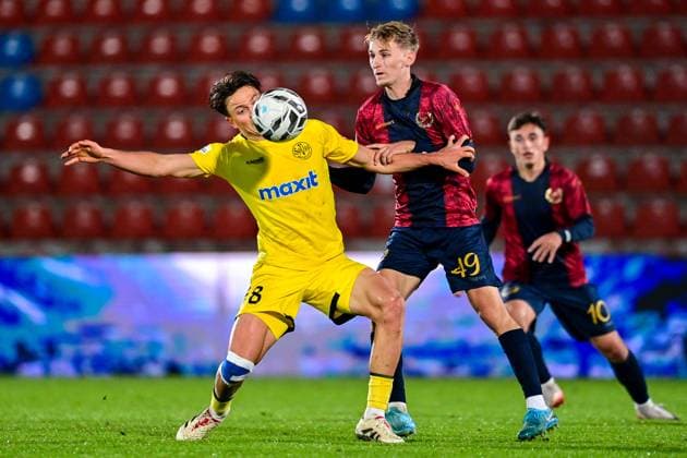 v li Patrick Scheder Bayreuth, 8 Nils Ortel Unterhaching, 49 in duel, duel, tackle, dynamic, action, action, 17 10 2025, Unterhaching Germany , Football, Regionalliga Bayern, SpVgg Unterhaching SpVgg Bayreuth xslx