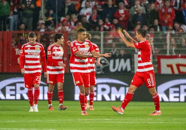 Soccer, Men, Season 2025 2026, 1 Bundesliga 7 Matchday , 1 FC Union Berlin Borussia Mönchengladbach, f l Andrej Ilic 1 FC Union Berlin , Danilho Doekhi 1 FC Union , Rani Khedira 1 FC Union Berlin , Celebration after goal to 2 0, 17 10 2025, Copyright: xMatthiasxKochx