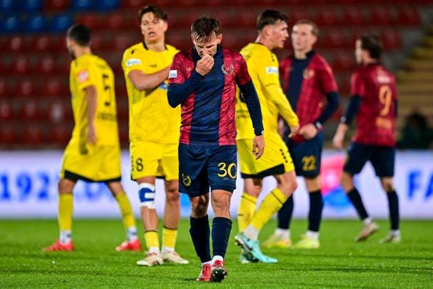 Simon Skarlatidis Unterhaching, 30 looking disappointed after the end of the match, disappointment, frustration, disappointed, pessimistic, 17 10 2025, Unterhaching Germany , Football, Regionalliga Bayern, SpVgg Unterhaching SpVgg Bayreuth xslx
