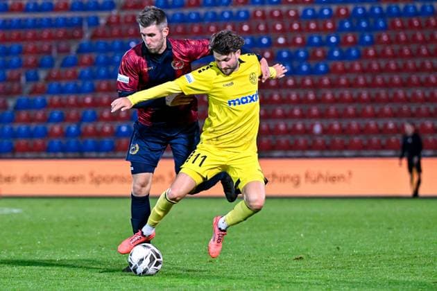 v li Alexander Winkler Unterhaching, 4 Marco Stefandl Bayreuth, 11 in duel, duel, tackle, dynamic, action, action, 17 10 2025, Unterhaching Germany , Football, Regionalliga Bayern, SpVgg Unterhaching SpVgg Bayreuth xslx