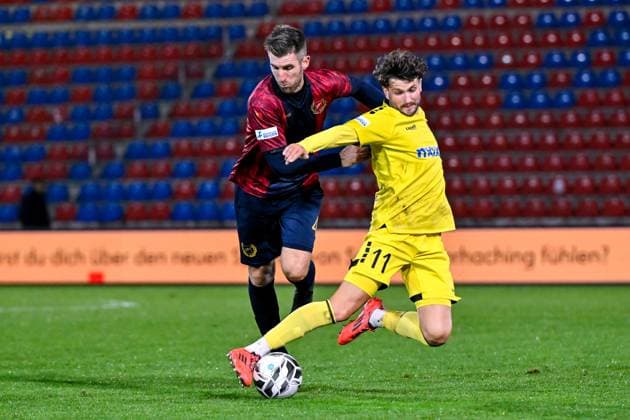 v li Alexander Winkler Unterhaching, 4 Marco Stefandl Bayreuth, 11 in duel, duel, tackle, dynamic, action, action, 17 10 2025, Unterhaching Germany , Football, Regionalliga Bayern, SpVgg Unterhaching SpVgg Bayreuth xslx