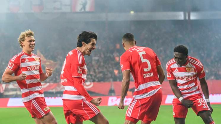 in the picture v l goal, hit, jubilation, goal celebration, joy, enthusiasm, celebrates, after 1 0 by Danilho Doekhi 1 FC Union , GER, Berlin, 1 FC Union Berlin vs Borussia Moenchengladbach, 1 Bundesliga, football, DFB, season 2025 2026, Alte Foersterei, matchday, DFB DFL REGULATIONS PROHIBIT ANY USE OF PHOTOGRAPHS AS IMAGE SEQUENCES AND OR QUASI VIDEO, 17 10 25, Copyright: HMBxMedia UwexKoch