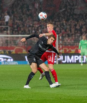 Soccer, Men, Season 2025 2026, 1 Bundesliga 7 Matchday , 1 FC Union Berlin Borussia Mönchengladbach, v l Florian Neuhaus Gladbach , Tim Skarke 1 FC Union Berlin , 17 10 2025, Copyright: xSebastianxRäppold MatthiasxKochx