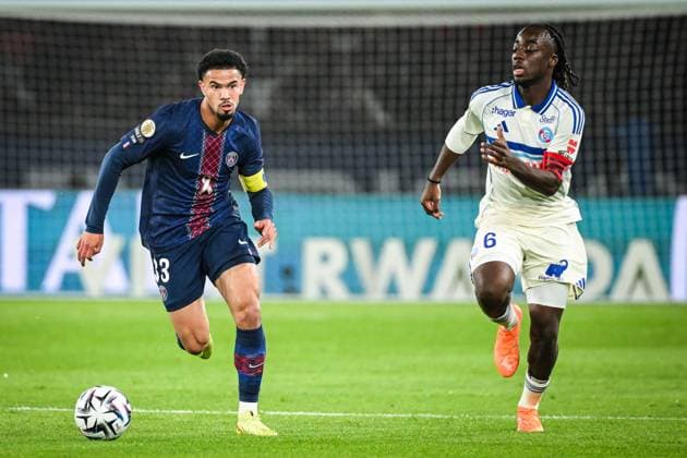 October 17, 2025, Paris, France, France: Warren ZAIRE-EMERY of PSG and Ismael DOUKOURE of Strasbourg during the Ligue 1 match between Paris Saint-Germain (PSG) and RC Strasbourg at Parc des Princes Stadium on October 17, 2025 in Paris, France. Paris France - ZUMAm308 20251017_zsp_m308_004 Copyright: xMatthieuxMirvillex