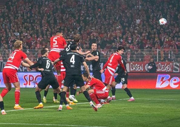 Soccer, Men, Season 2025 2026, 1 Bundesliga 7 Matchday , 1 FC Union Berlin Borussia Mönchengladbach, Danilho Doekhi 1 FC Union Berlin scores the goal for 1 0 against Marvin Friedrich Gladbach and Kevin Diks Gladbach , 17 10 2025, Copyright: xSebastianxRäppold MatthiasxKochx