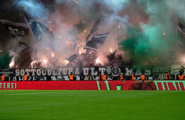Soccer, Men, Season 2025 2026, 1 Bundesliga 7 Matchday , 1 FC Union Berlin Borussia Mönchengladbach, Gladbach fans set off pyrotechnics, 17 10 2025, Copyright: xSebastianxRäppold MatthiasxKochx