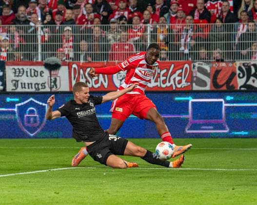 Soccer, Men, Season 2025 2026, 1 Bundesliga 7 Matchday , 1 FC Union Berlin Borussia Mönchengladbach, v l Nico Elvedi Gladbach , Ilyas Ansah 1 FC Union Berlin , 17 10 2025, Copyright: xSebastianxRäppold MatthiasxKochx